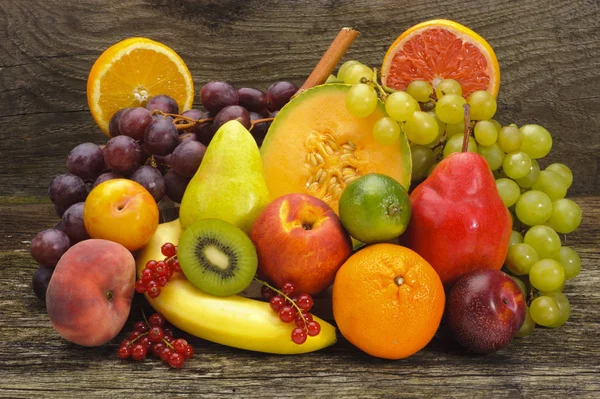 Disposición de frutas frescas del mercado sobre tablones de madera — Foto de Stock