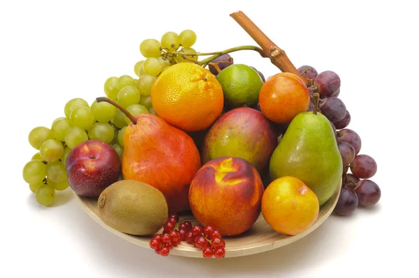 Arranjo de frutas frescas do mercado e isolado sobre branco — Fotografia de Stock