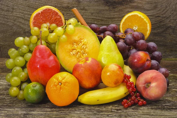 Disposición de frutas frescas del mercado sobre tablones de madera — Foto de Stock