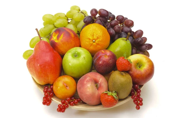 Arrangement des fruits frais du marché et isolé sur blanc — Photo