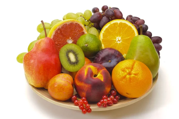 Arranjo de frutas frescas do mercado e isolado sobre branco — Fotografia de Stock