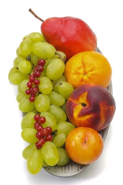 Arrangement des fruits frais du marché et isolé sur blanc — Photo