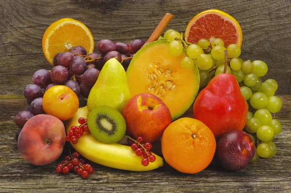Disposición de frutas frescas del mercado sobre tablones de madera — Foto de Stock