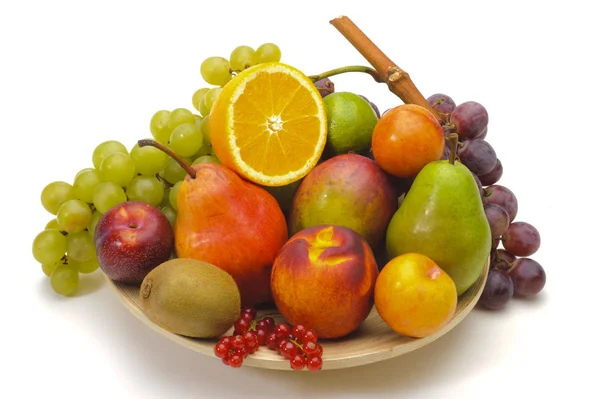 Ρύθμιση των φρέσκα φρούτα από αγορά και απομονωμένη πάνω από λευκό — Φωτογραφία Αρχείου
