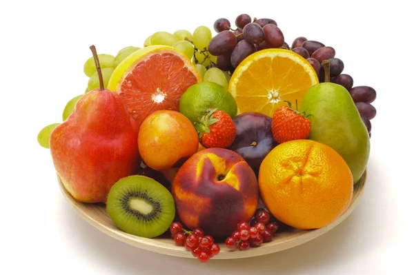 Disposición de frutas frescas del mercado y aisladas sobre blanco — Foto de Stock
