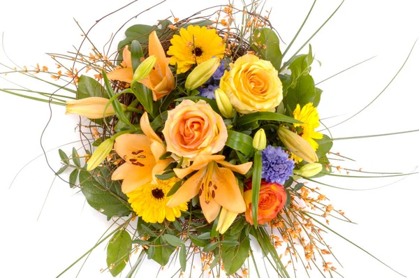 Ramo de flores de colores aislados sobre fondo blanco — Foto de Stock