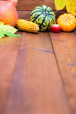 kabak ve yaprakları ile sonbahar dekorasyon