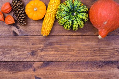 kabak ve yaprakları ile sonbahar dekorasyon