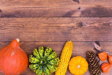 kabak ve yaprakları ile sonbahar dekorasyon