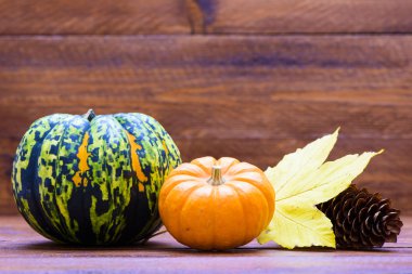 kabak ve yaprakları ile sonbahar dekorasyon