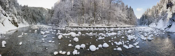 Scena panoramica con ghiaccio e neve al fiume Ammer in Baviera, Germe — Foto Stock
