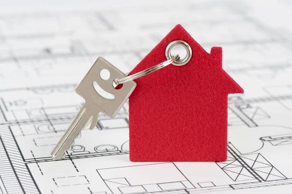 Modelo de casa e casa chave que estabelece sobre o plano de construção — Fotografia de Stock