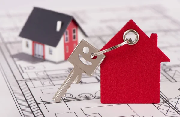 Model domu a domácí klíč kvůli stavební plán — Stock fotografie