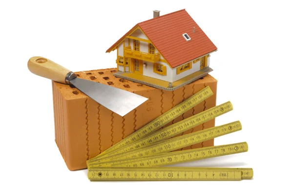 Строительство дома с кирпичом, инструменты, план и модель дома — стоковое фото