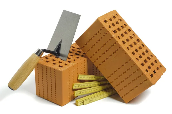 Husbyggnad med tegel, verktyg, plan och modell hus — Stockfoto
