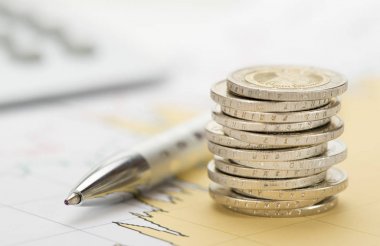Avrupa para birimi yığılmış paralar borsa ve hesap makinesi ile