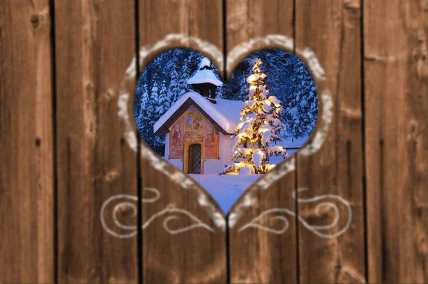 Kijkend Door Een Gesneden Hart Een Houten Muur Naar Een — Stockfoto