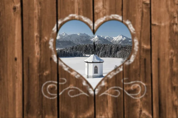 Ahşap Bir Duvarda Oyulmuş Bir Kalpten Kışın Romantik Bir Şapele — Stok fotoğraf