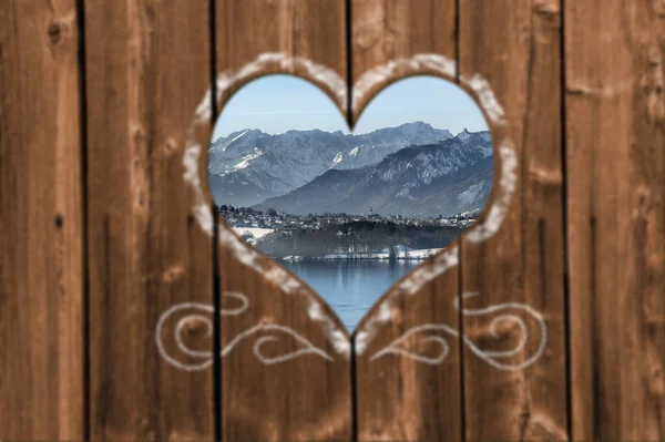 Pohled Skrz Vyřezávané Srdce Dřevěné Zdi Krásnou Zasněženou Krajinu — Stock fotografie