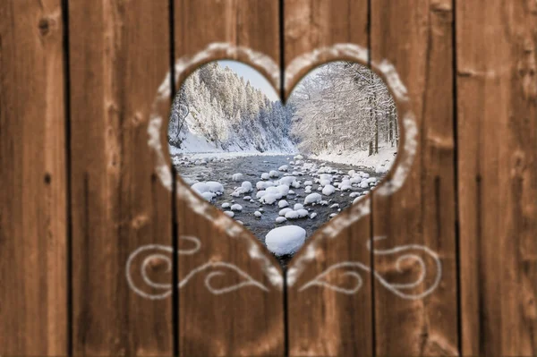 Kijkend Door Een Uitgesneden Hart Een Houten Muur Naar Een — Stockfoto