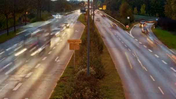 Движение Ночью Городской Скоростной Автомагистрали Немецком Городе — стоковое видео