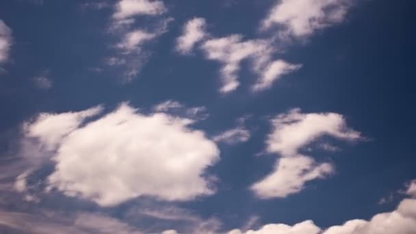 在蓝天上移动的云彩的时间 — 图库视频影像