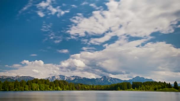 Timelapse Ruchomych Chmur Błękitnym Niebie Nad Pasmem Górskim Bawarii — Wideo stockowe