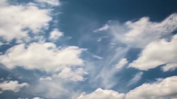 在蓝天上移动的云彩的时间 — 图库视频影像
