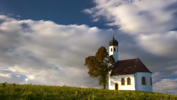 Timelapse Van Bewegende Wolken Blauwe Hemel Boven Romantische Kapel — Stockvideo