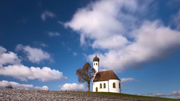 Timelapse Ruchomych Chmur Błękitnym Niebie Nad Romantyczną Kaplicą — Wideo stockowe