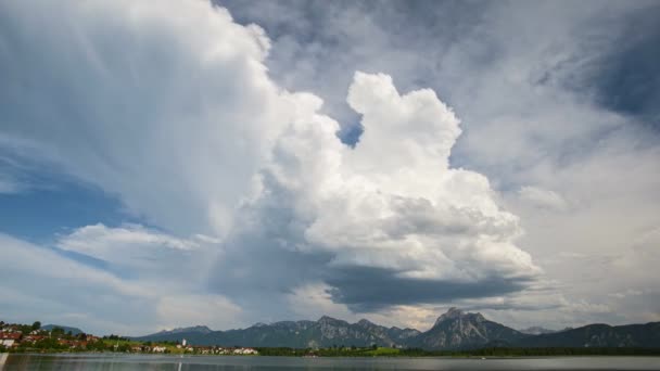 Timelapse Van Bewegende Wolken Blauwe Hemel Boven Bergketen Beieren — Stockvideo