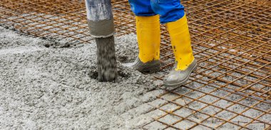 Yeni inşa edilmiş evin beton zemininin inşası