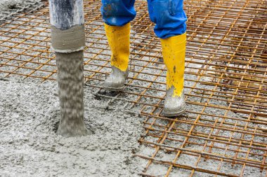 Yeni inşa edilmiş evin beton zemininin inşası