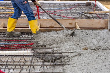 Yeni inşa edilmiş evin beton zemininin inşası