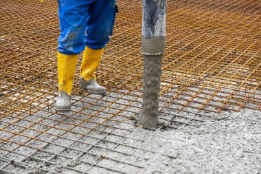 Yeni inşa edilmiş evin beton zemininin inşası