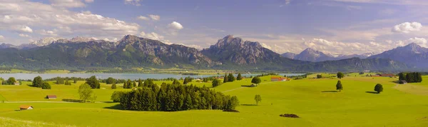 Paisagem Panorâmica Com Prado Lago Frente Montanhas Dos Alpes — Fotografia de Stock