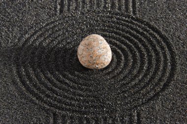 Japon zen bahçesi. Kumda taş var.