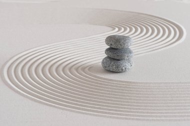 Japon zen bahçesi. Beyaz kumdan yapılmış taşla kaplı.