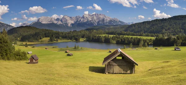 Panoramalandschaft Mit Wiese Und See Vor Den Alpen — Stockfoto