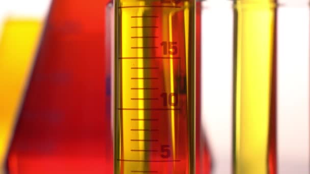 Kimya Laboratuarındaki Test Tüplerinde Renkli Sıvı — Stok video