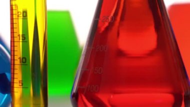 Kimya laboratuarındaki test tüplerinde renkli sıvı.