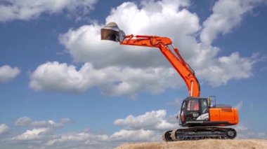 İnşaat alanında kazıcı