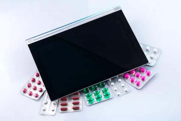 Empty tablet and some pills — Stock Photo, Image