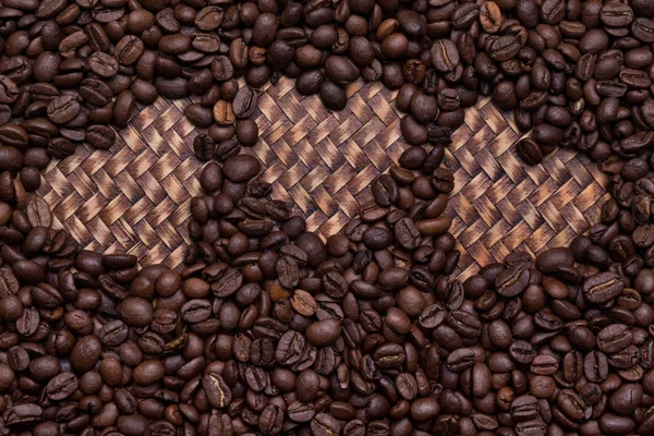 Tre simboli del cuore fatti di chicchi di caffè — Foto Stock