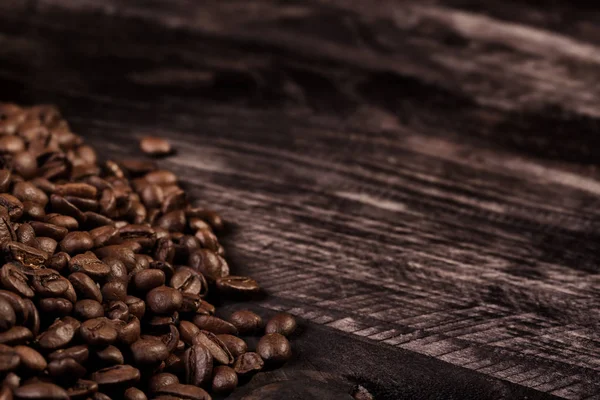 Chicchi di caffè su tavola di legno — Foto Stock