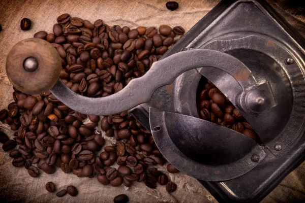 Vecchio macinacaffè in metallo pieno di chicchi di caffè — Foto Stock