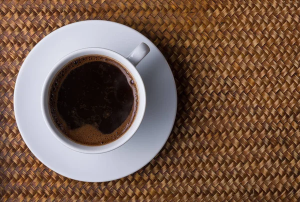 Чашка кофе на подносе из ротанга — стоковое фото