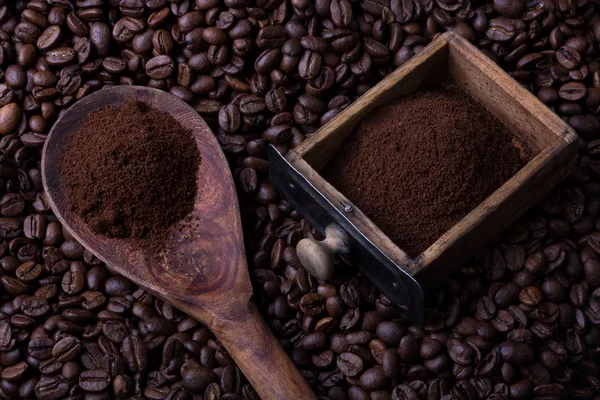 Cucchiaio e smerigliatrici cassetto pieno di polvere di caffè — Foto Stock