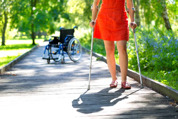Woman practicing walking on crutches — Stock Photo, Image