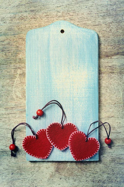 Három piros szívek, fából készült háttér — Stock Fotó